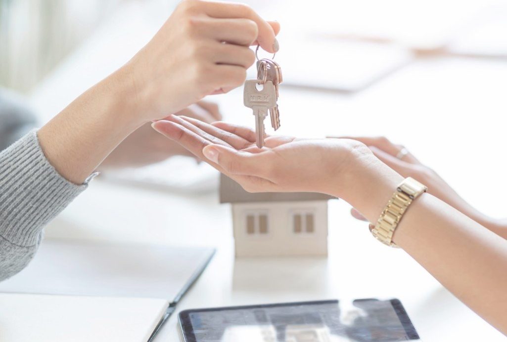 real-estate-giving-keys-image